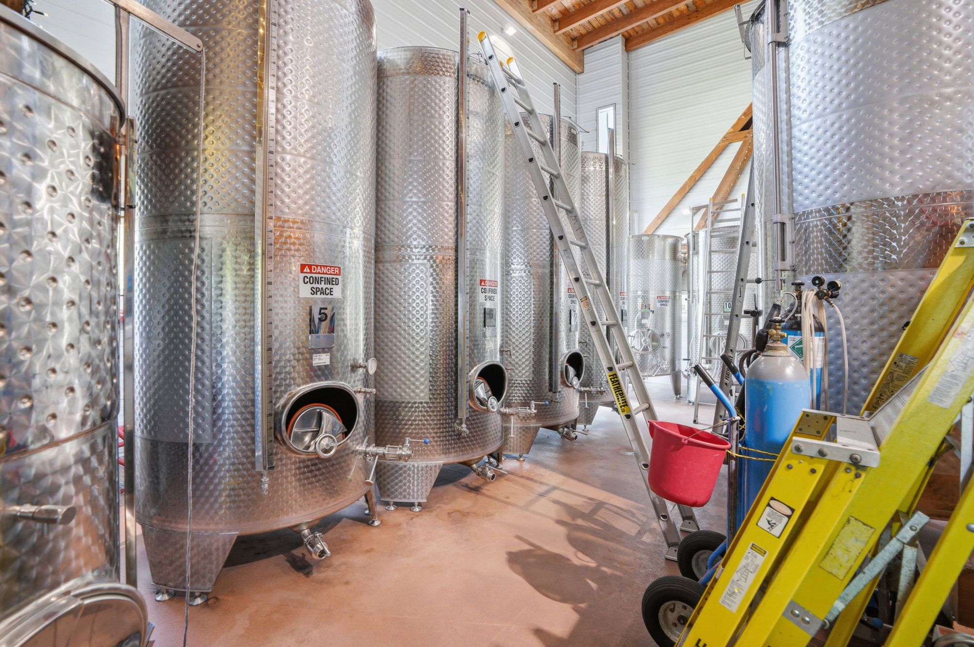 Stainless steel tanks in the production hall
